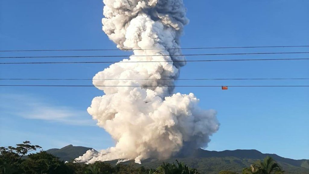 Volcán en erupción en Costa Rica