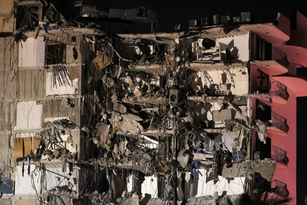 Hallan dos cuerpos más entre los escombros del derrumbe en Miami