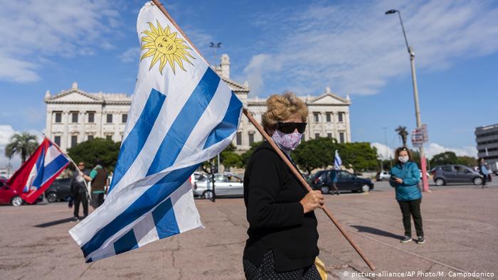 Uruguay comenzó a vacunar a su población con una tercera dosis