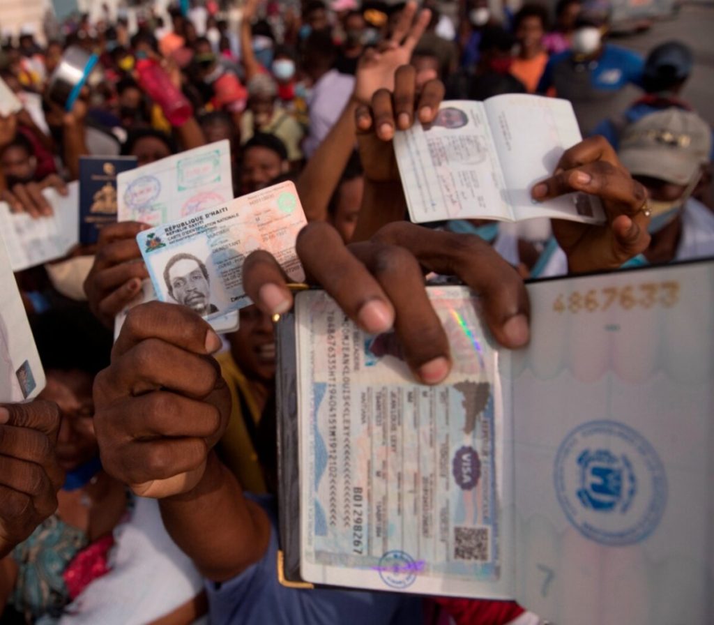 Haitianos deportados intentaron asaltar un avión para ir a EEUU