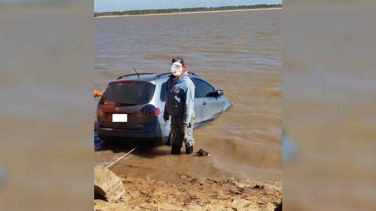 Un auto cayó al río en la zona de Miradores de Bajada Grande