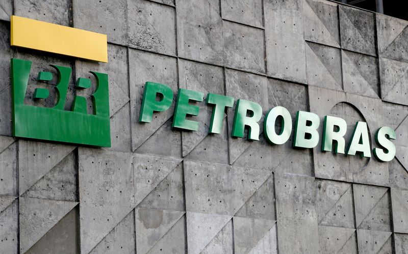 Bolsonaro aseguró que Petrobras debería tener menos ganancias
