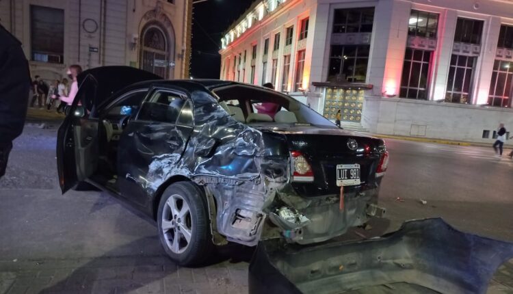 Violento choque: un auto “fue arrollado” por un colectivo