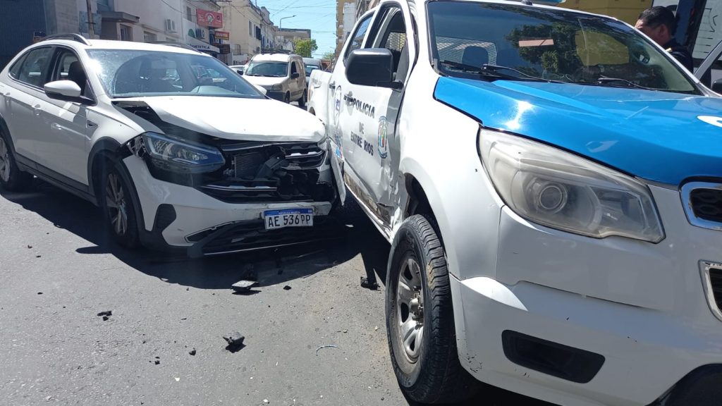 Un patrullero chocó un vehículo en Paraná