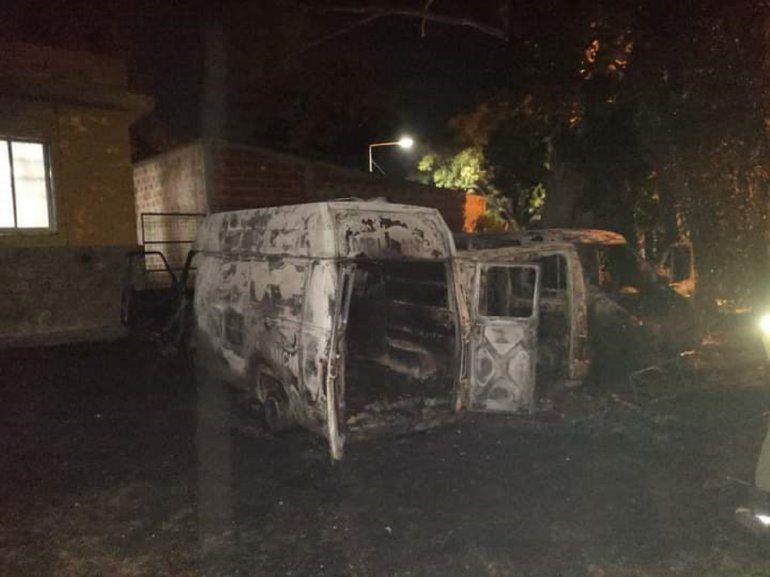Dos ambulancias fueron prendidas fuego en Santa Elena