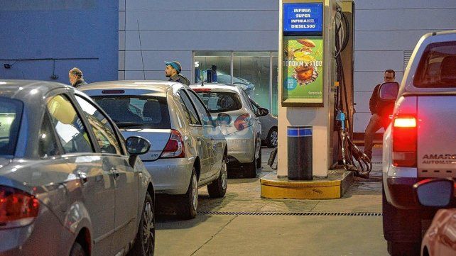 Desabastecimiento de combustibles y un precio a descongelar