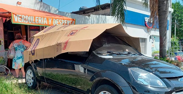 Ola de calor: Tapó el auto con cartón para resguardarlo del sol