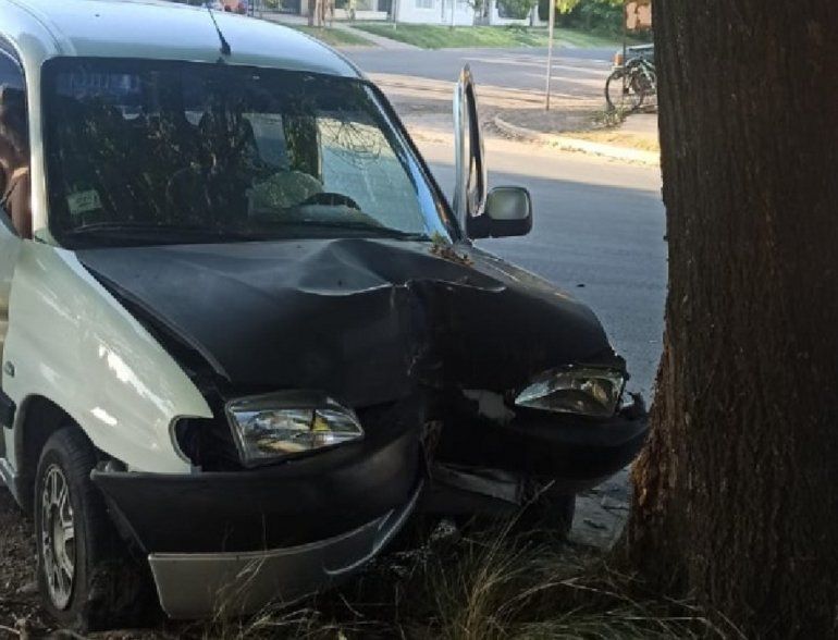 Paraná: Un conductor chocó su camioneta contra un árbol