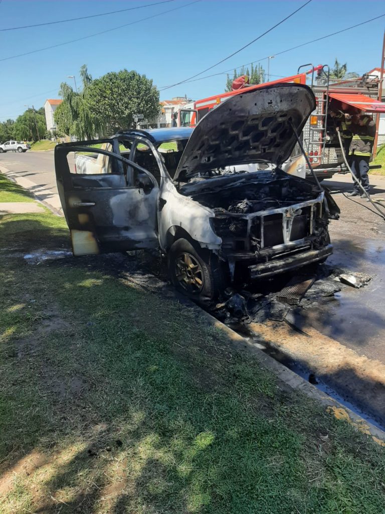 Se incendió una camioneta en Barrio Santa Lucía