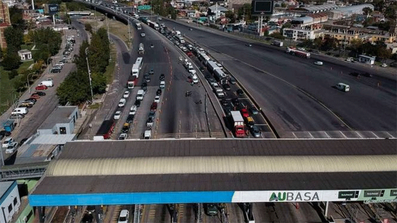 Una “lluvia de billetes” generó atasco en autopista a La Plata