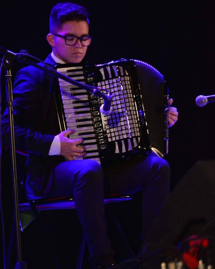 El acordeonista Marcos Rubio en El Explorador