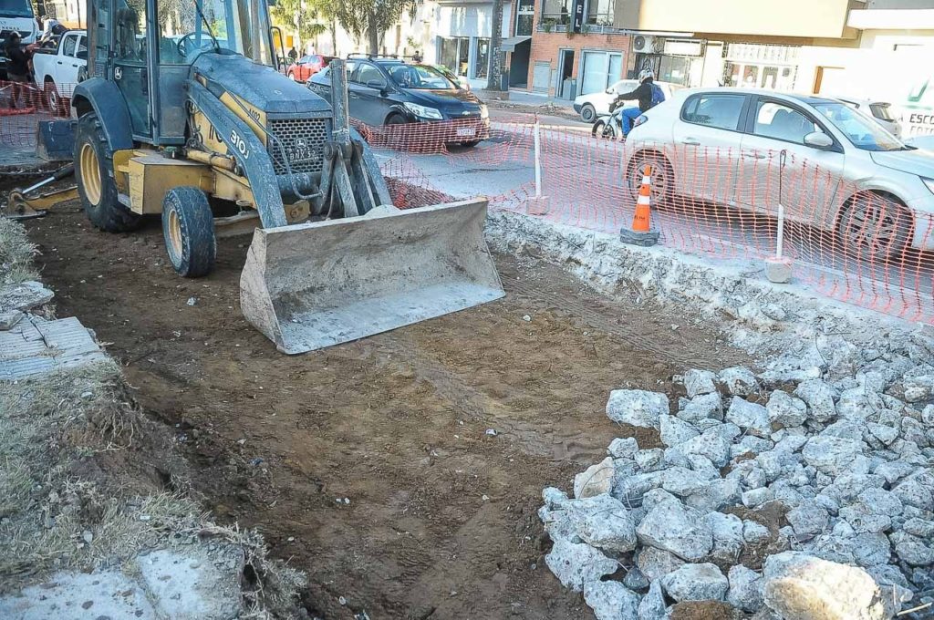 Realizan obras de bacheo en avenida Ramírez