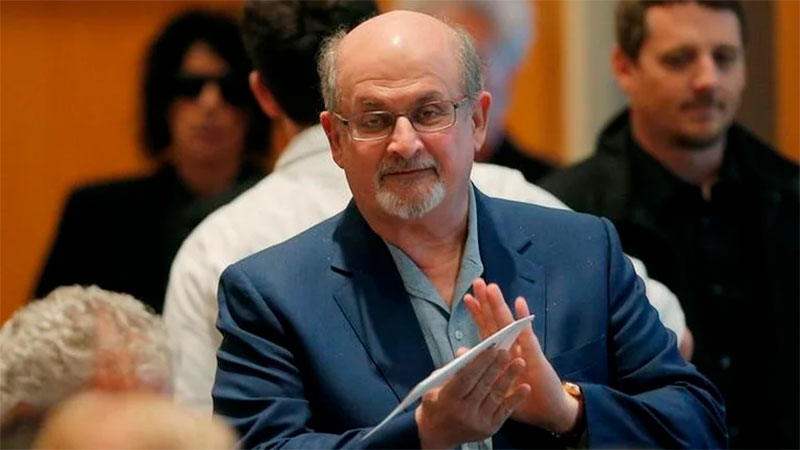 Atacaron al escritor Salman Rushdie en Nueva York