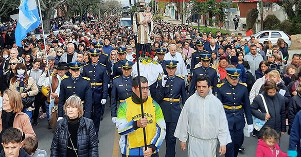 San Cayetano: Fieles pidieron y agradecieron en masiva ceremonia
