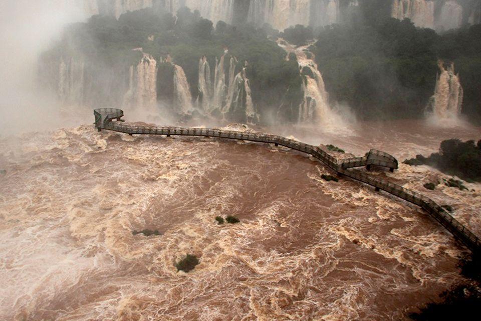 Iguazú inundada: cerraron el área de las Cataratas