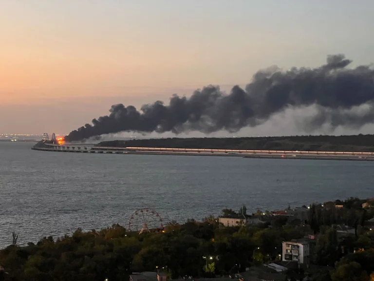 Una explosión destruyó un puente que conecta a Rusia con Crimea