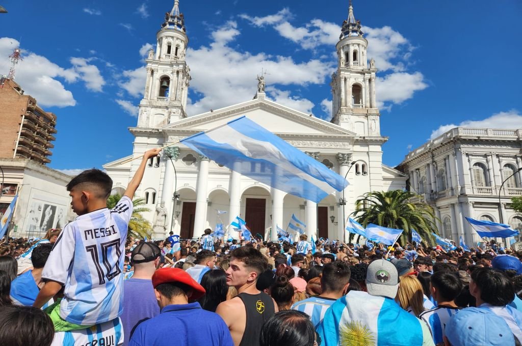 Argentina Campeón: los paranaenses festejan en la Plaza de Mayo