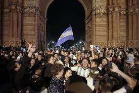 Barcelona explotó de emoción tras el triunfo de Argentina