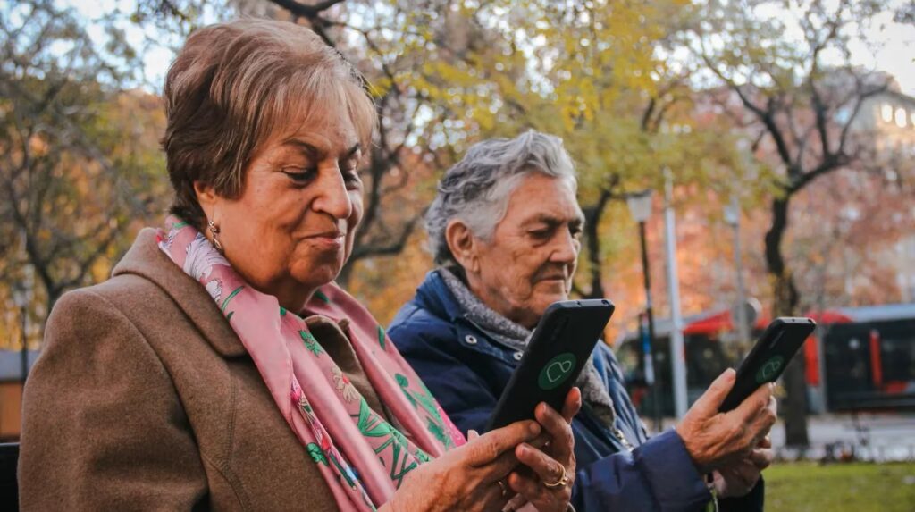 Crearon un celular para jubilados y contrataron a una community de 82 años