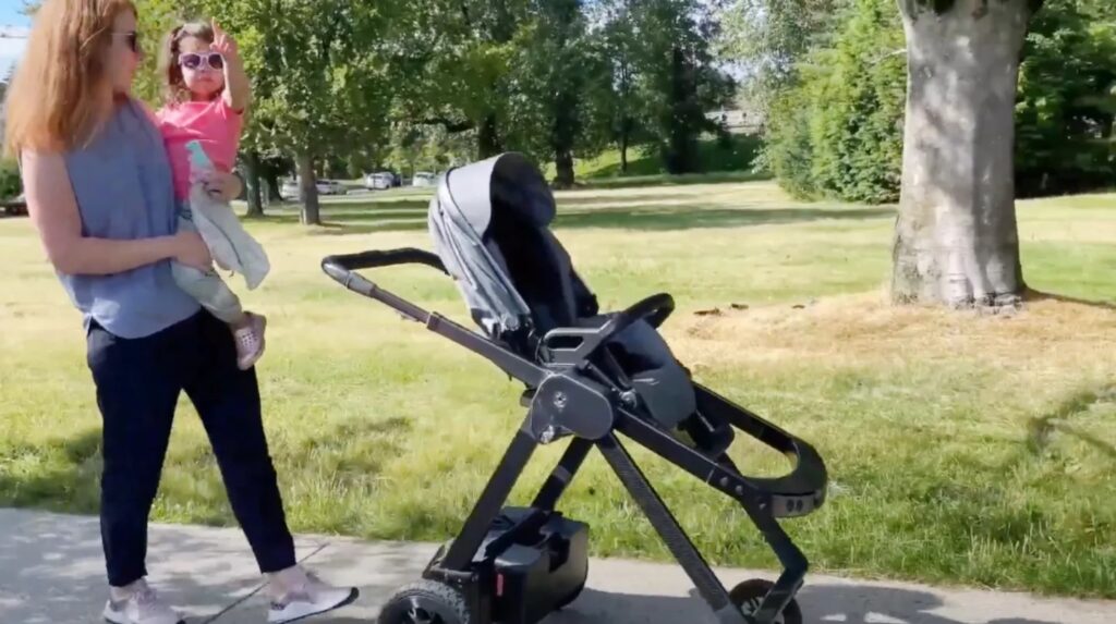 Presentaron un cochecito para bebés que se mueve sin que lo empujen