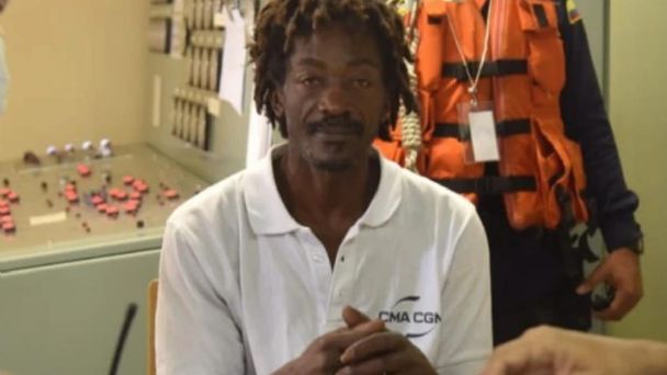 Un hombre sobrevive en el mar 24 días comiendo kétchup  y ajo en polvo