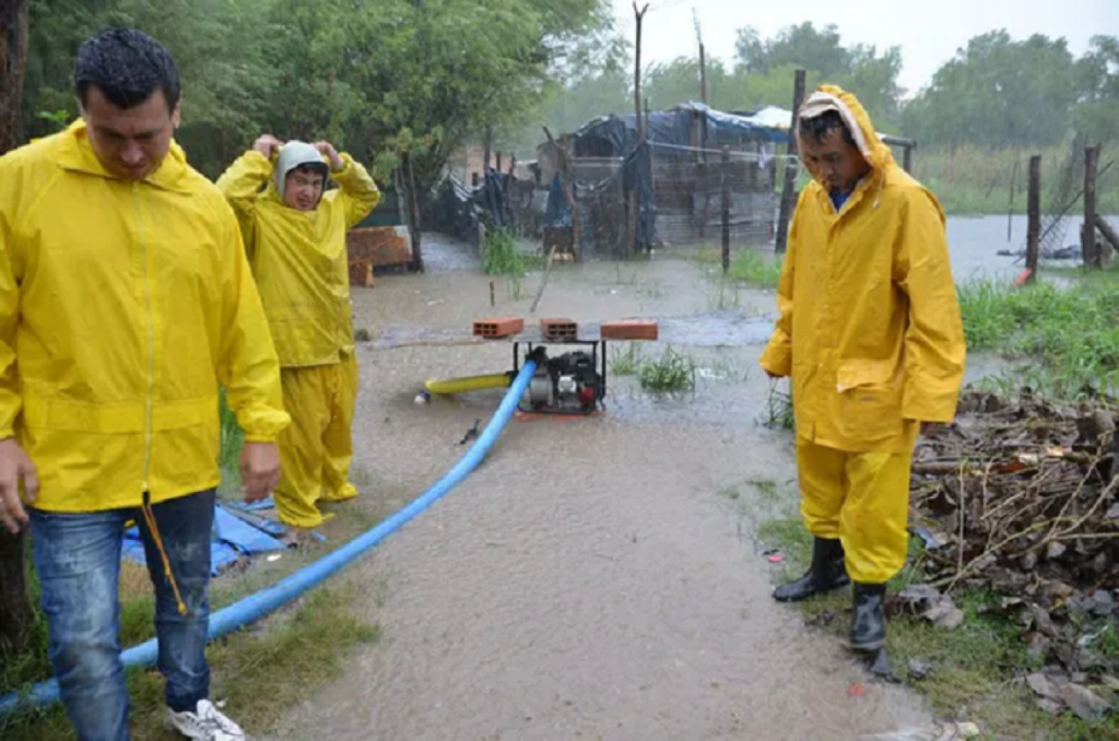 Asisten a familias afectadas por la lluvia en la provincia