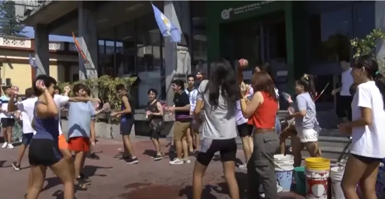 Alumnos de Paraná reclamaron con un “bombuchazo” frente al CGE
