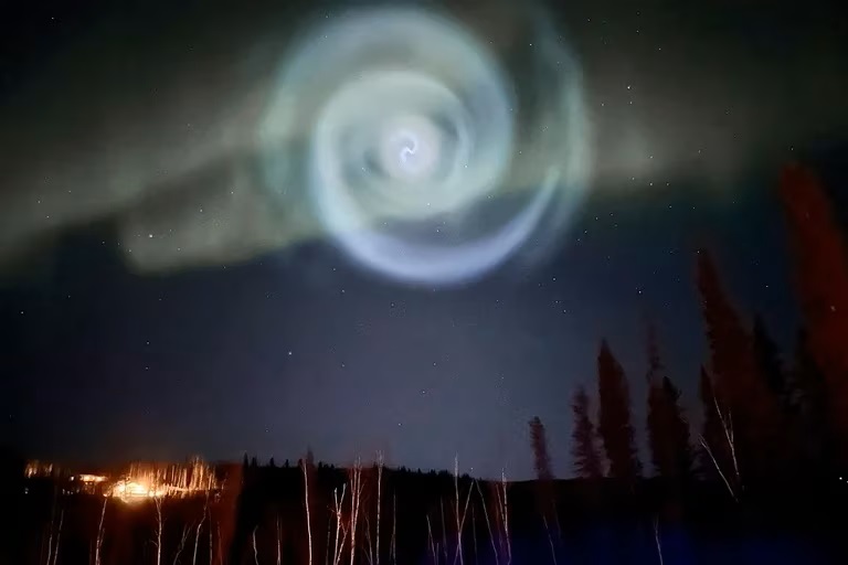 Alaska: una inusual espiral azul apareció en medio  de auroras boreales