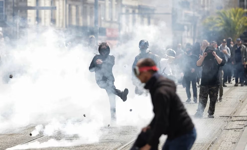 Más de 400 policías heridos y 540 civiles detenidos dejaron las violentas protestas en Francia