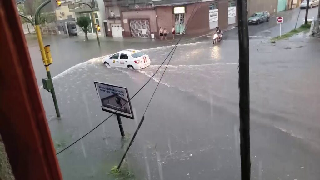 Diluvio en Paraná: calles anegadas y viviendas inundadas