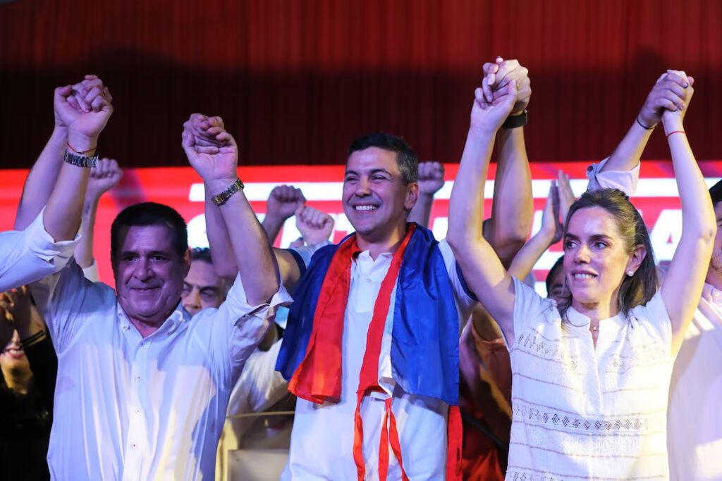 Santiago Peña ganó la presidencia de Paraguay y enfrenta el desafío de borrar las sospechas de corrupción