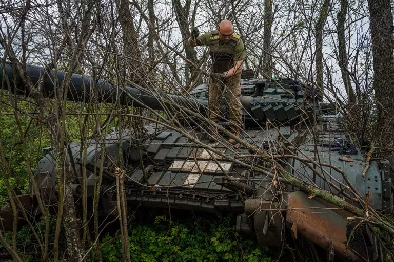 Los ucranianos alistan sus tanques para lanzar la contraofensiva: “Esta es nuestra oportunidad de volver a casa”
