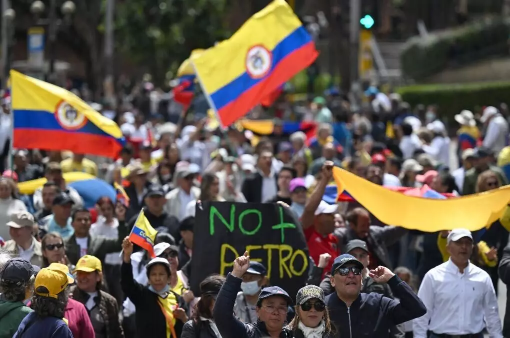 Miles protestaron en Colombia contra el Gobierno de Petro mientras caía la reforma laboral