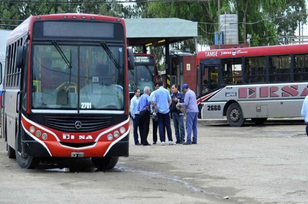 Buses Paraná prevé suspensiones y pagar aguinaldo en cuotas