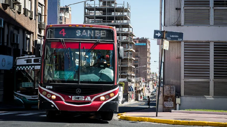 Colectivos: ante el compromiso de pago, los choferes volverían a prestar servicio durante la mañana de este viernes