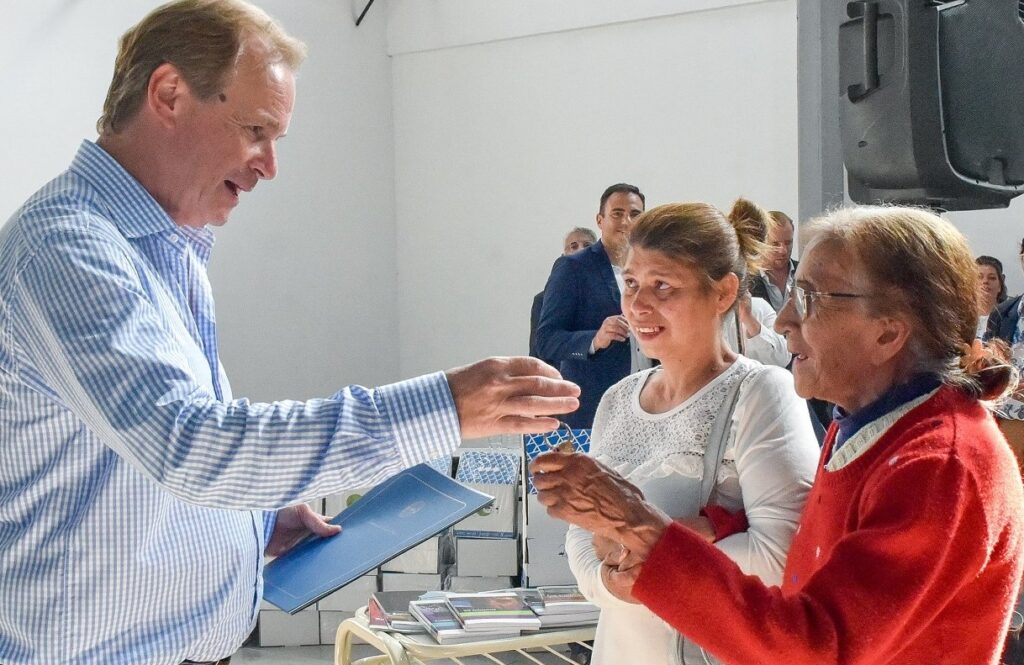 Bordet inauguró 100 viviendas en La Paz