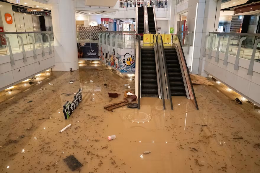 Intensas lluvias en Chile provocan inundaciones en un centro comercial y un hospital