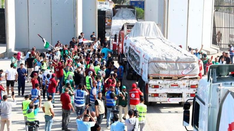 Llegaron a Gaza los primeros camiones con insumos:  “Es una gota en el océano”