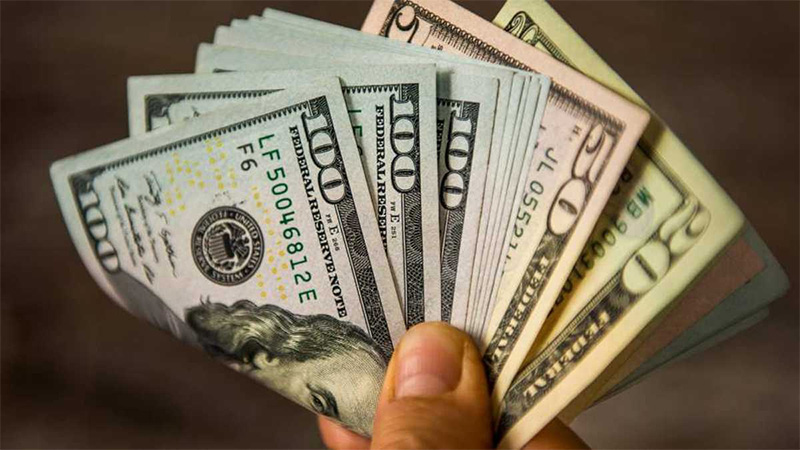 El dólar blue a 945 pesos: los bancos solicitaron US$ 125 millones al Central
