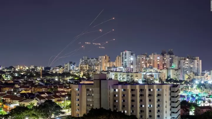 Tensión en Tel Aviv: Residente Argentina vive bombardeo mientras es entrevistada