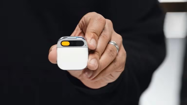 Humane presenta AI Pin, el ‘wearable’