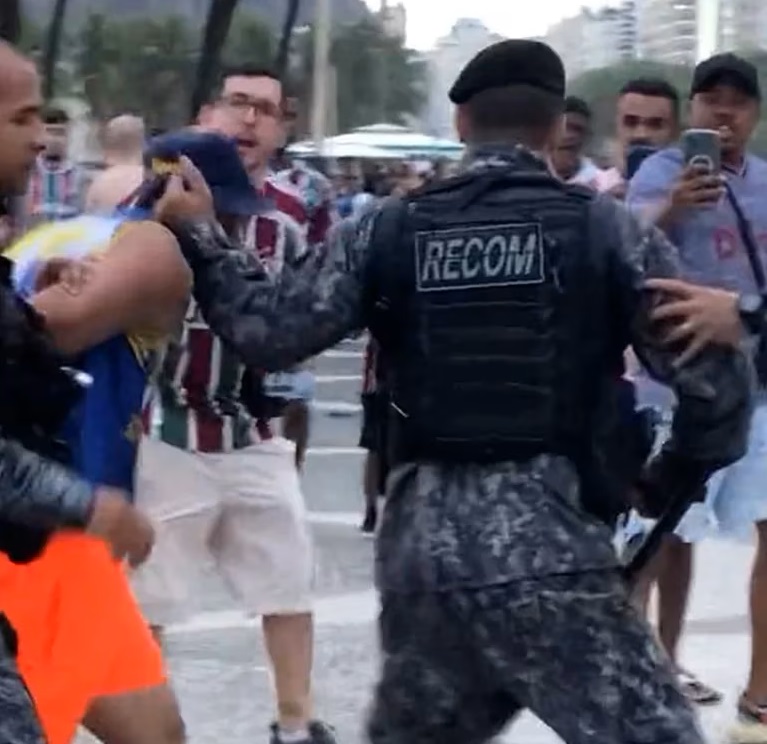 La policía de Rio de Janeiro desalojó de la playa a hinchas de Boca con gases lacrimógenos