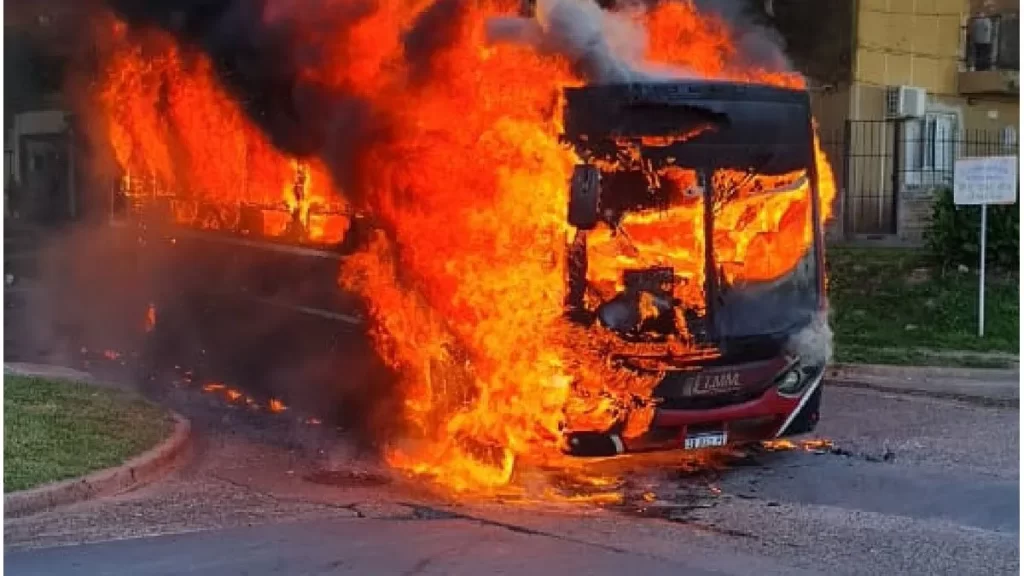 Dramático incendio de colectivo en Paraná