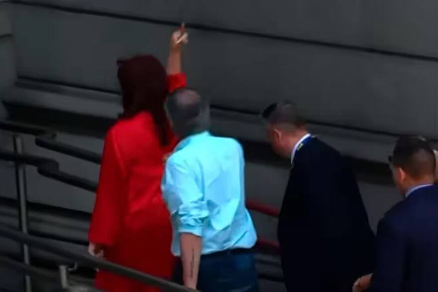 El “fuck you” de Cristina Kirchner: El grosero gesto al llegar al Congreso