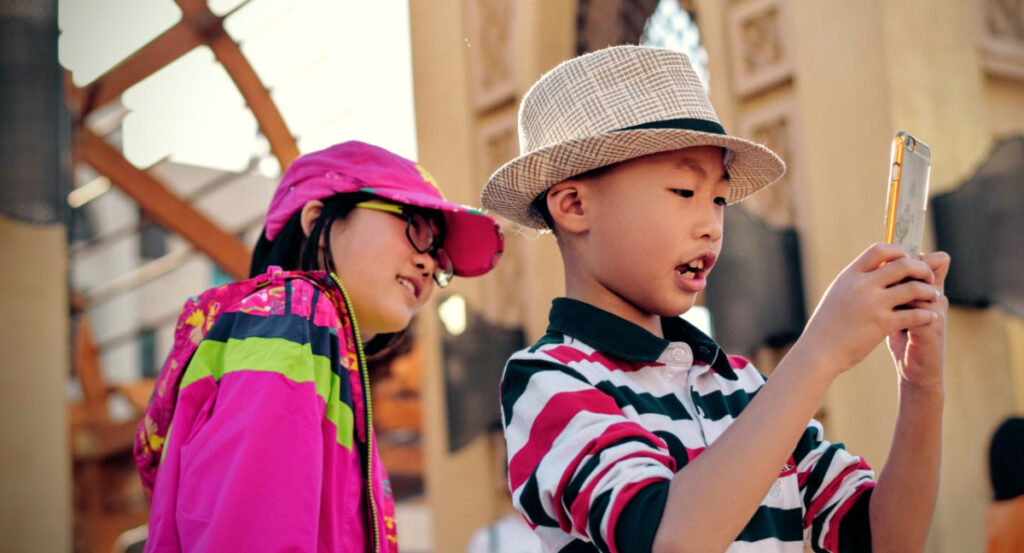 Celulares en la infancia: ¿cómo configurar el teléfono de tu hijo para garantizar una conectividad segura?