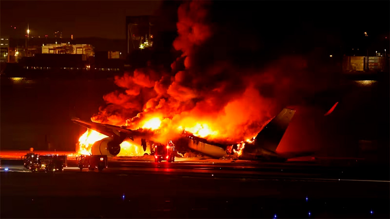Un avión chocó con otra aeronave en el aeropuerto de Tokio: hay desaparecidos