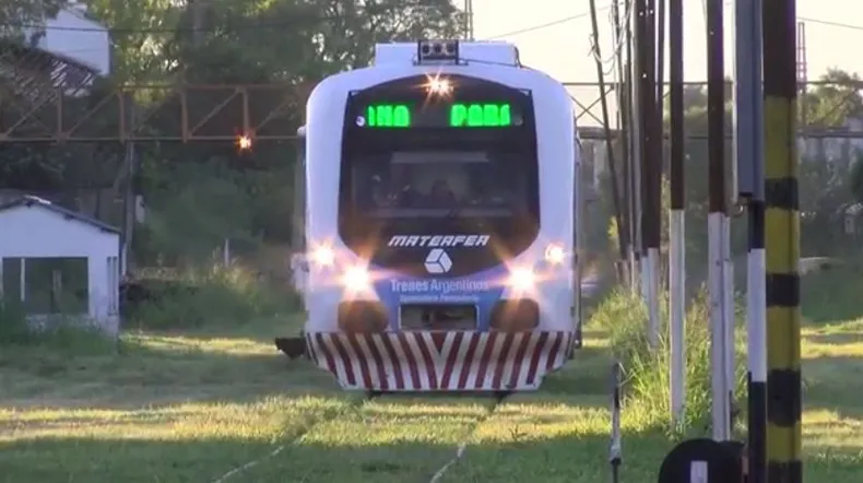 Un auto chocó contra el tren en Paraná:  conductor criticó la falta de señalética