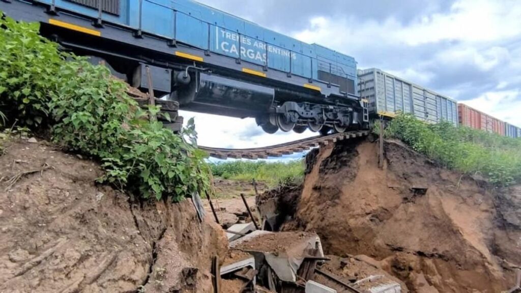 Tren quedó colgando tras romperse parte de un puente en Salta