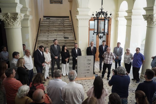 Instalan una placa en Casa de Gobierno en pedido por los secuestrados en Israel