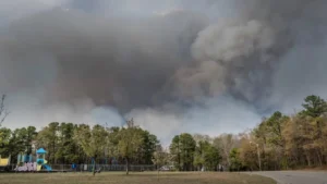 Alerta en Nueva Jersey: un incendio forestal obligó a evacuar a 3000 personas